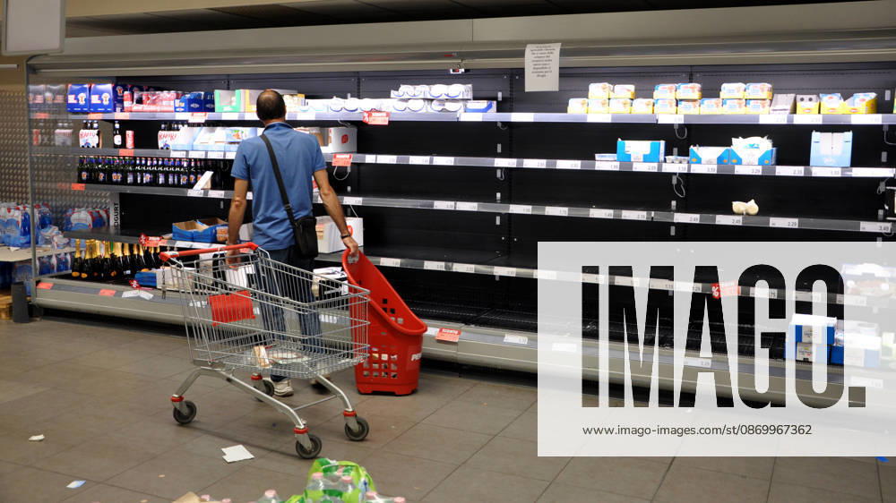 IPA89910077 - Palermo. Truckers strike leaves shelves empty at a supermarket in the Zisa neighborhood; fruit, vegetables, and dairy products are sold out.