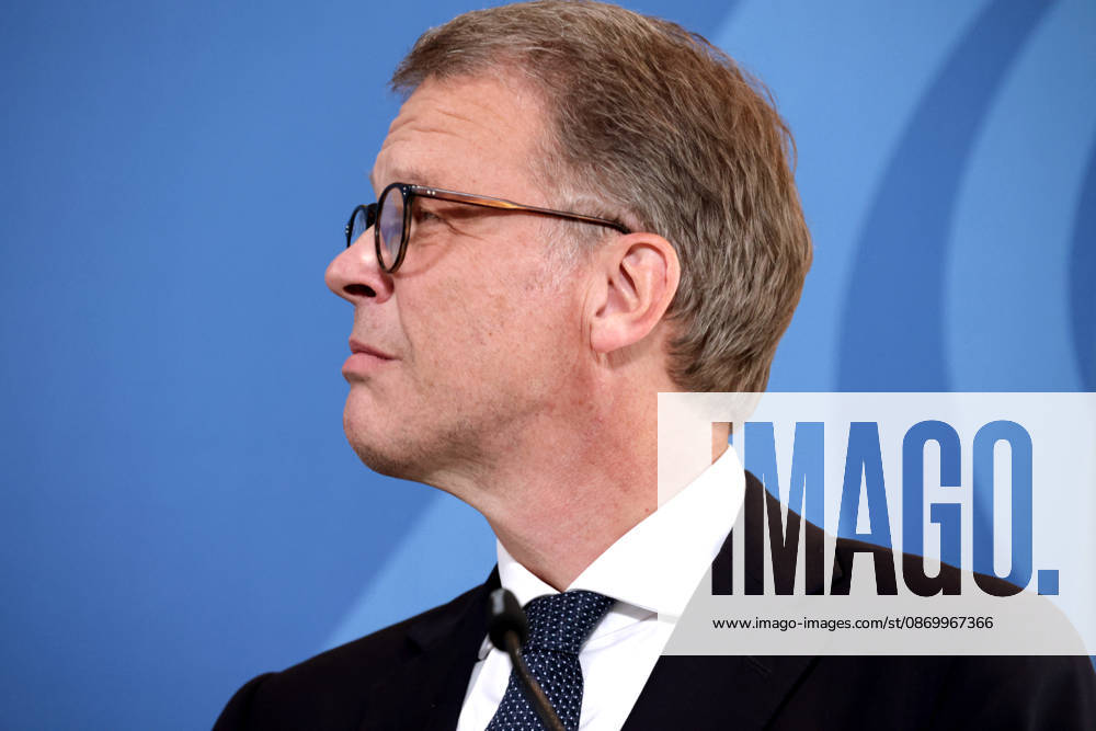 Christian Sewing, CEO of Deutsche Bank AG, presents the Made for Germany Initiative’s location report to Federal Minister of Economics Reiche, Berlin