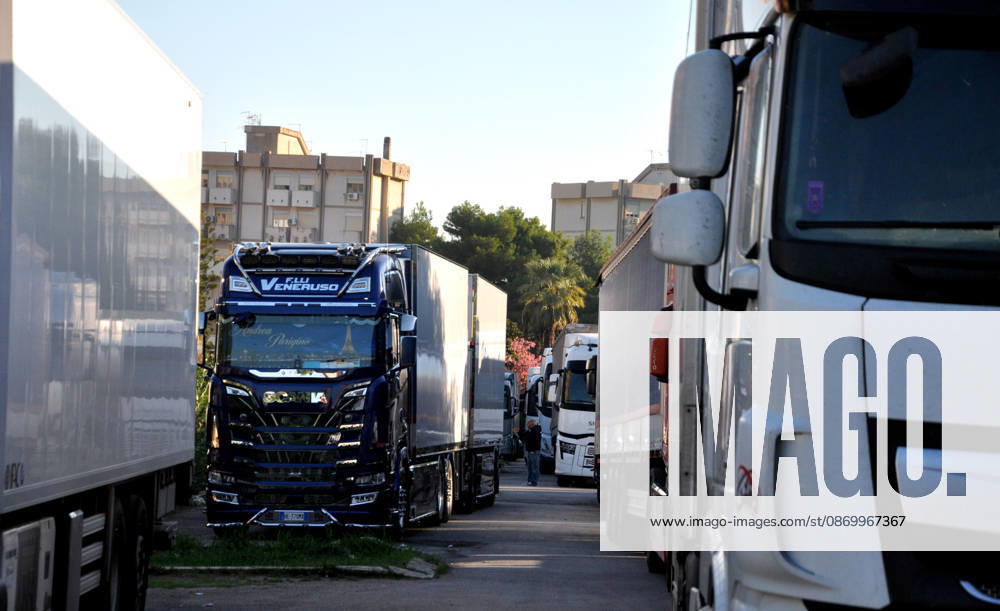 IPA89910128 - Palermo: Truckers strike—the protest continues, with vehicles at a standstill on Viale Regione Siciliana.