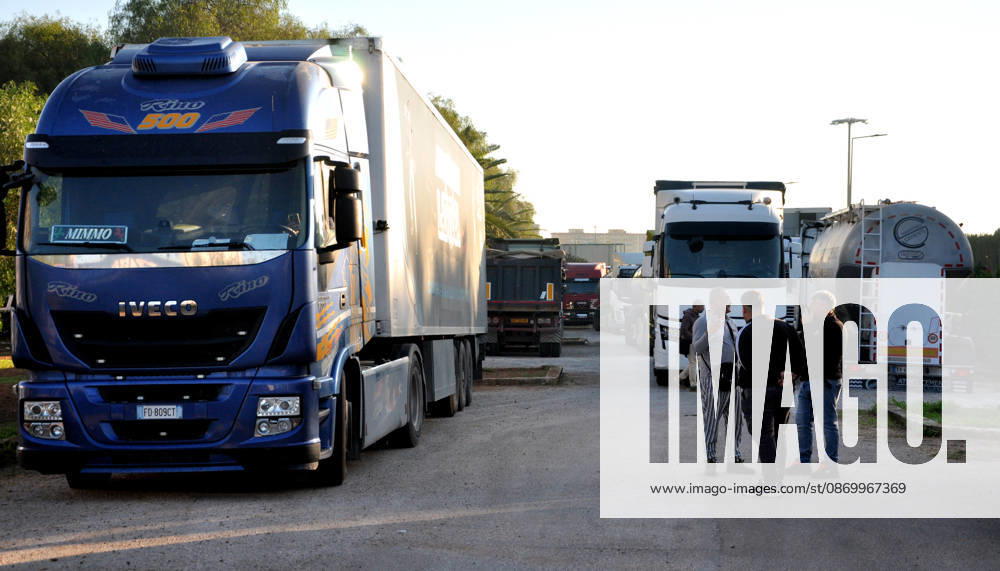 IPA89910156 - Palermo: Truckers strike, vehicles at a standstill on Viale Regione Siciliana, and protests at the port