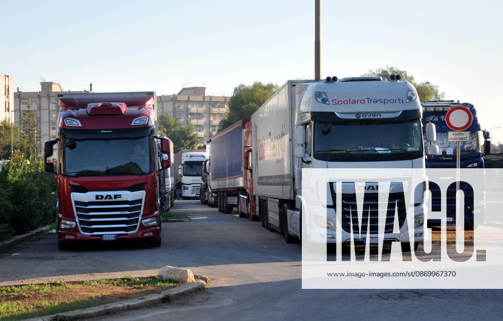 IPA89910161 - Palermo: Truckers strike—the protest continues, with vehicles at a standstill on Viale Regione Siciliana.