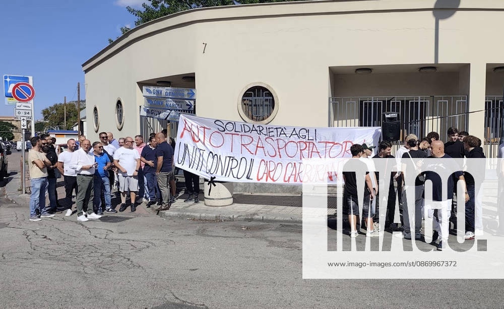 IPA89910343 - Palermo. Palermo. Truckers strike: Protests continue at the port in front of the Santa Lucia gate