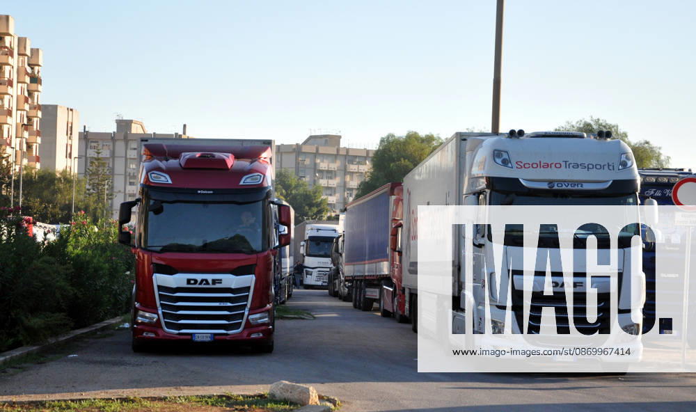 IPA89910134 - Palermo: Truckers strike—the protest continues, with vehicles at a standstill on Viale Regione Siciliana.