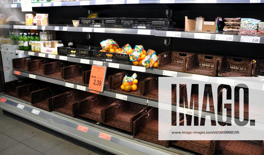 IPA89910063 - Palermo. Truckers strike leaves shelves empty at a supermarket in the Zisa neighborhood; fruit, vegetables, and dairy products are sold out.