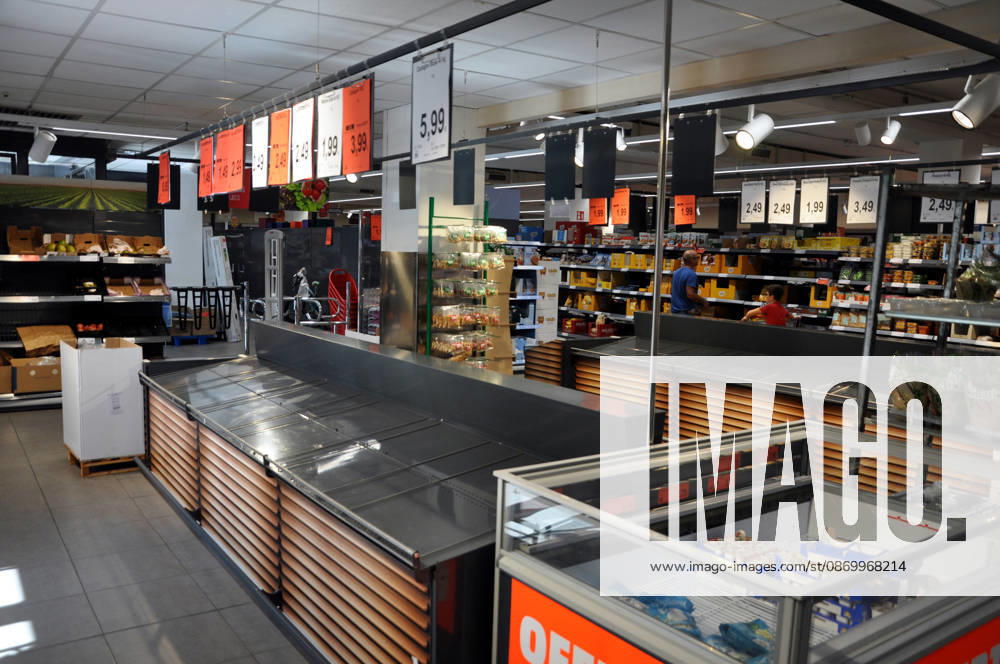 IPA89910072 - Palermo. Truckers strike leaves shelves empty at a supermarket in the Zisa neighborhood; fruit, vegetables, and dairy products are sold out.