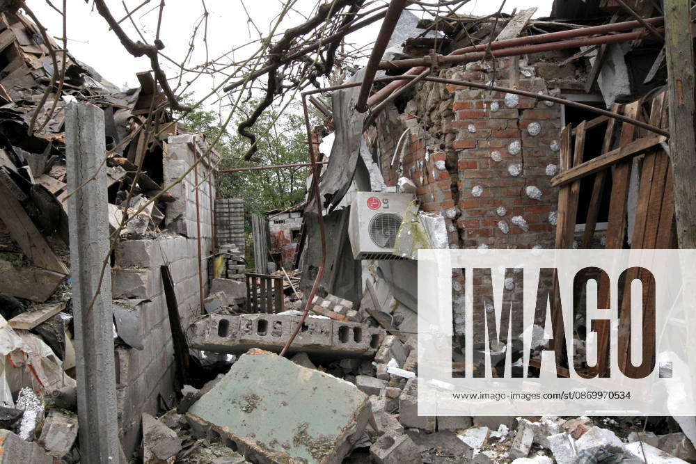 Russian troops hit Dnipro with guided bombs The premises of a house are reduced to rubble by a Russian bombardment in Dnipro, Ukraine, on October 19, 2026. On Monday morning, Russian forces launched guided aerial bombs at the eastern city, damaging private homes and infrastructure. An 84-year-old woman was hospitalised in moderate condition. Dnipro Ukraine