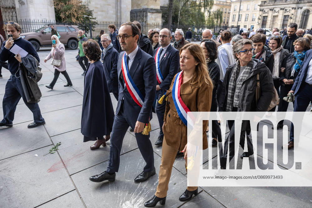Mayor Thomas Cazenave Delivers A Speech During A Republican Rally - Bordeaux Bordeaux Mayor Thomas Cazenave, Prefect Sophie Brocas and participants walk through the streets following a republican rally in the courtyard of Bordeaux City Hall. The group accompanies the prefect after the prefectural residence was severely damaged during the violence that struck the city on Saturday, October 17. The gathering was organized in response to a call by the Association of French Mayors (AMF) to reaffirm support for republican values and democratic institutions, in Bordeaux, France, on October 19, 2026. Photo by Margot Le Gonidec ABACAPRESS.COM Bordeaux France