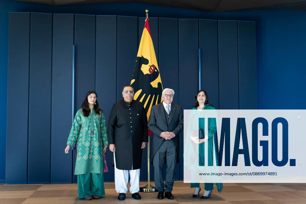 Federal President Frank-Walter Steinmeier, Accreditation of Ambassadors in Berlin, Official Residence at Spreebogen, Federal President Frank-Walter Steinmeier, Accreditation of Ambassadors, Bundeswehr, Ambassador, Pakistan, Salman Sharif with his wife and daughter, Berlin, Berlin, GER