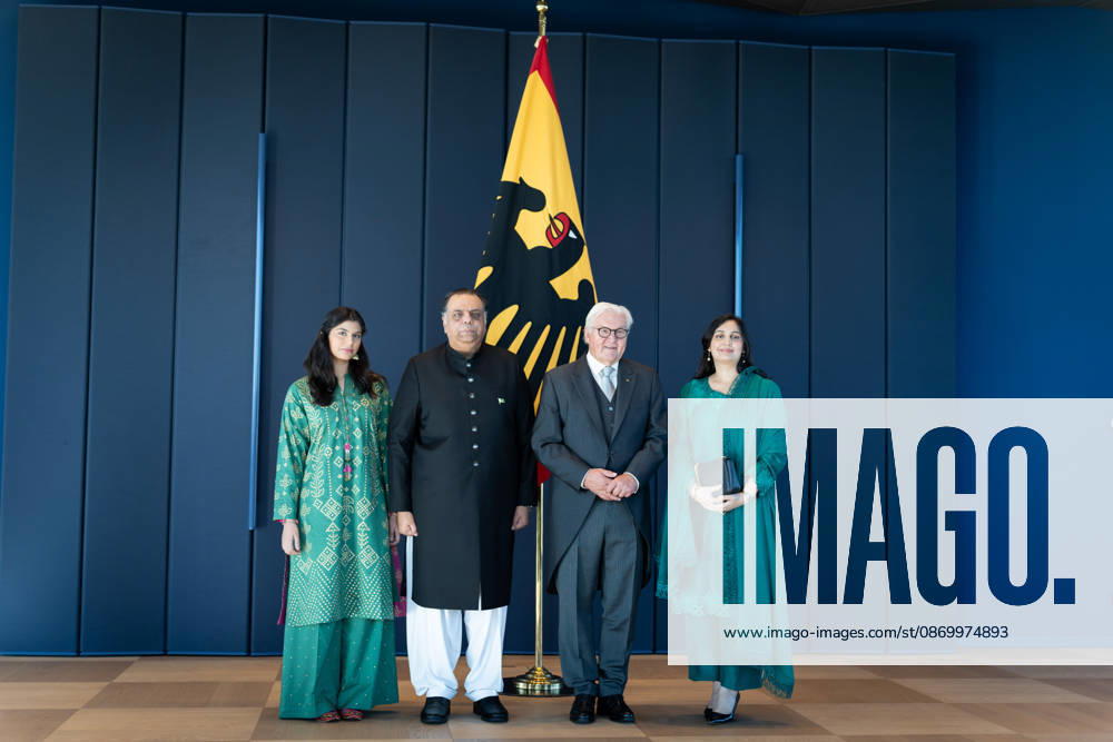 Federal President Frank-Walter Steinmeier, Accreditation of Ambassadors in Berlin, Official Residence at Spreebogen, Federal President Frank-Walter Steinmeier, Accreditation of Ambassadors, Bundeswehr, Ambassador, Pakistan, Salman Sharif with his wife and daughter, Berlin, Berlin, GER