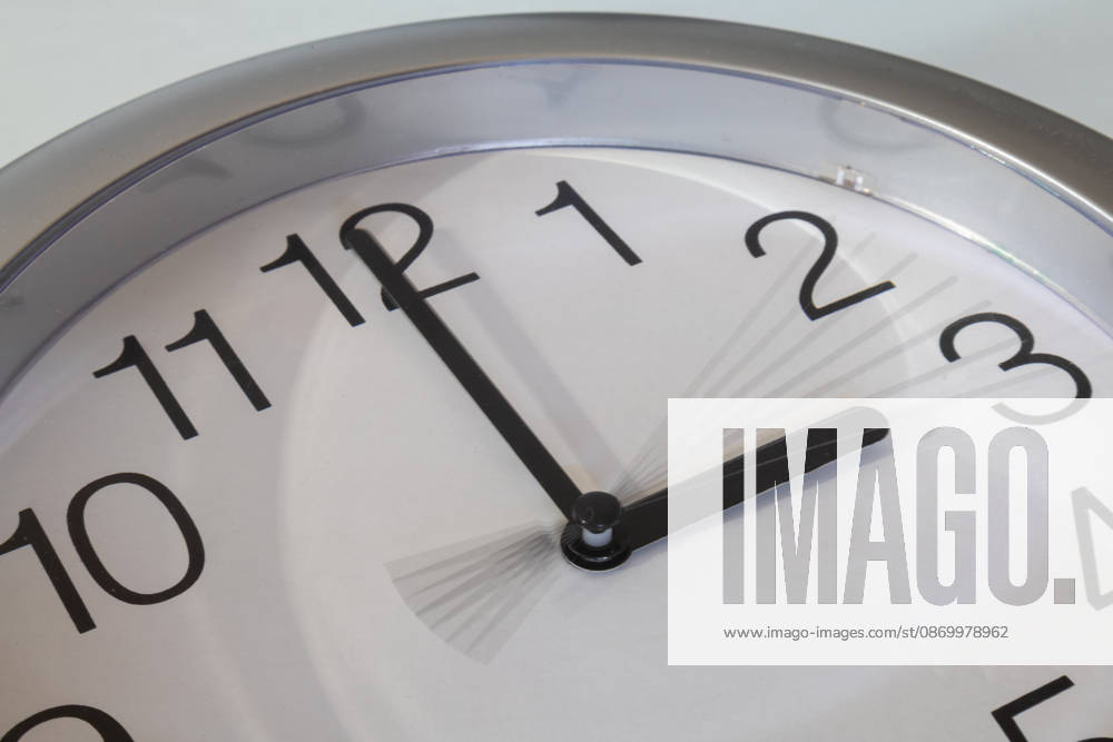 Illustrative image of the time change: a close-up of a clock taken with a long exposure, showing the second hand moving from 2 o clock to 3 o clock