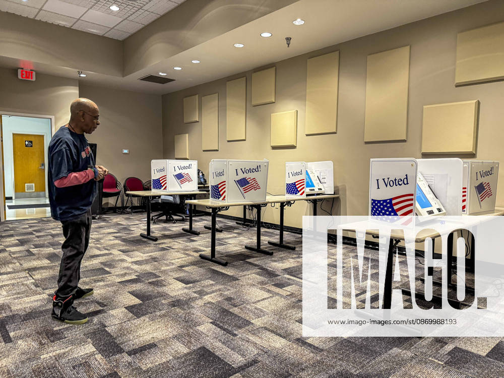 A Little Rock election worker checks that everything is ready for the opening of the polls on the first day of early vote in Little Rock, Arkansas. Little Rock USA - ZUMAd155 20261019_znp_d155_001