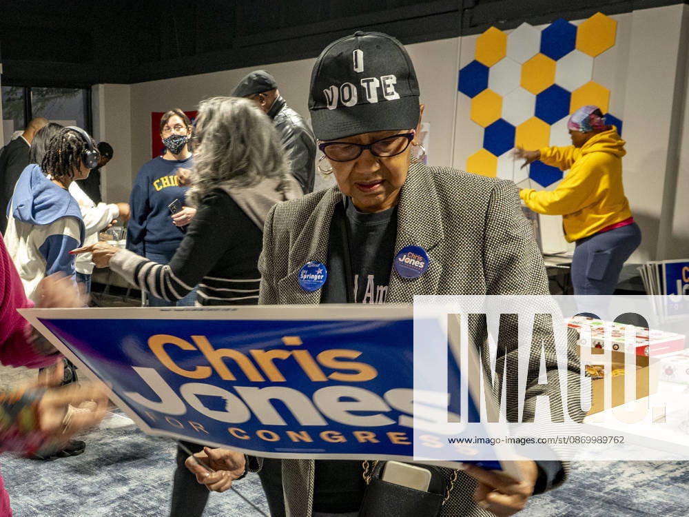 Volunteers for Democratic Congressional candidate Chris Jones prepare to canvas on the first day of early vote in Little Rock, Arkansas. Former gubernatorial candidate Jones is running for the seat now held by Rep. French Hill. Should Jones win, he will be the first Black person Arkansas sends to Congress. Little Rock USA - ZUMAd155 20261019_znp_d155_014