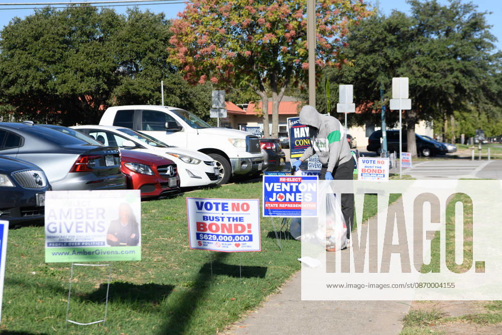 Early voting started in Dallas TX on Monday morning...Martin Luther King Branch Library Dallas USA - ZUMAa183 20261019_znp_a183_005