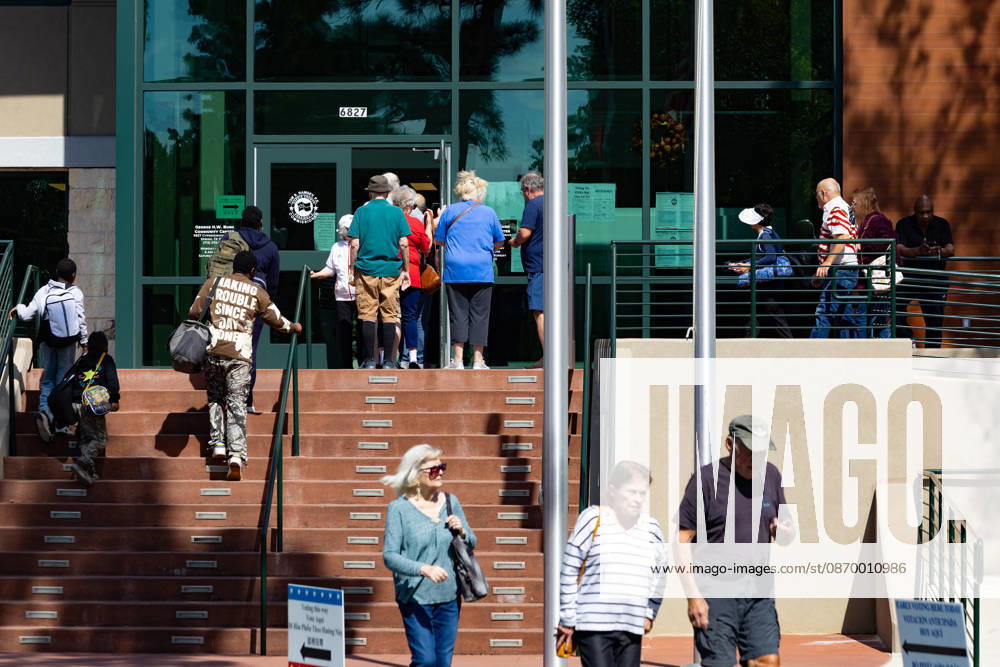 People arrive at the George Bush center during the early voting period in Houston, Texas, United States, 19 October 2026. Early voting begins in several key states in the United States !ACHTUNG: NUR REDAKTIONELLE NUTZUNG!