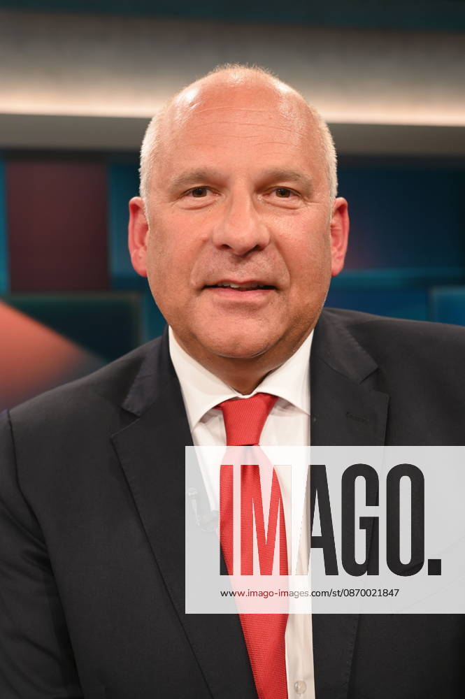 Politician Roman Poseck (CDU), Hesse’s Minister of the Interior, appeared as a guest on the ARD talk show *Hart aber Fair* to discuss teachers, police officers, and the civil service. Why do we still need civil servants?