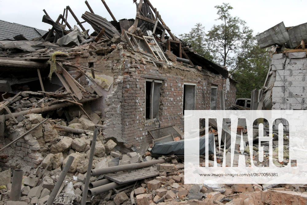 Russian troops hit Dnipro with guided bombs The premises of a house are reduced to rubble by a Russian bombardment in Dnipro, Ukraine, on October 19, 2026. On Monday morning, Russian forces launched guided aerial bombs at the eastern city, damaging private homes and infrastructure. An 84-year-old woman was hospitalised in moderate condition. Dnipro Ukraine