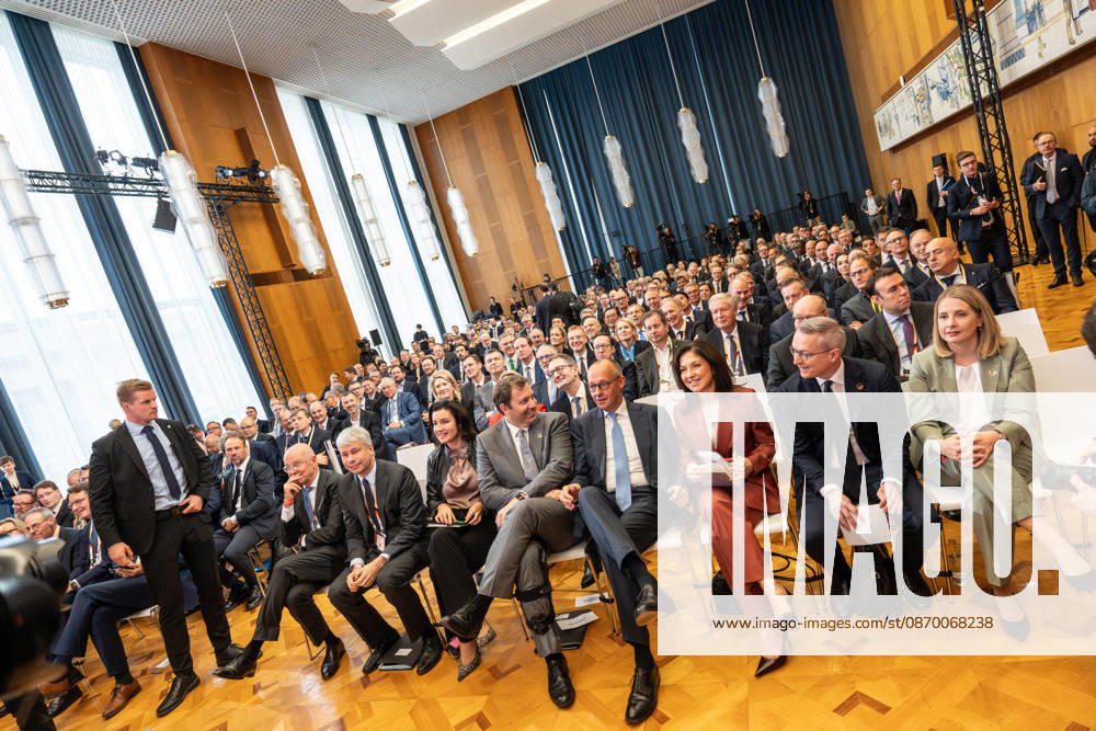 NN, Steffen Bilger, Dorothee Bär, Lars Klingbeil, Friedrich Merz, Katherina Reiche, Karsten Wildberger, Verena Hubertz. In the front row from the left, in the former State Council building of the GDR, the German government is promoting international investment at the Invest in Germany Summit 2026 at the ESMT European School of Management and Technology in Berlin, B