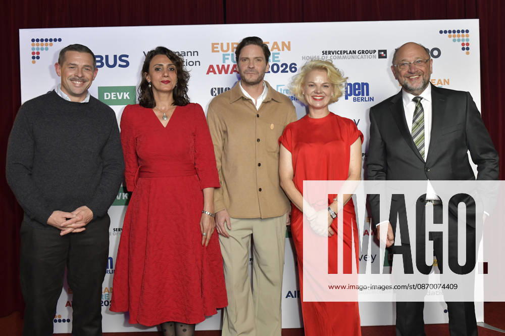 Klaas Heufer Umlauf, Meral Simsek, Daniel Brühl, Anna Zeiter, and Martin Schulz at the 2026 European Future Award ceremony at the Tipi am Kanzleramt in Berlin, October 19, 2026 Foto:xM.xBehrensx xFuturexImagex future_6032