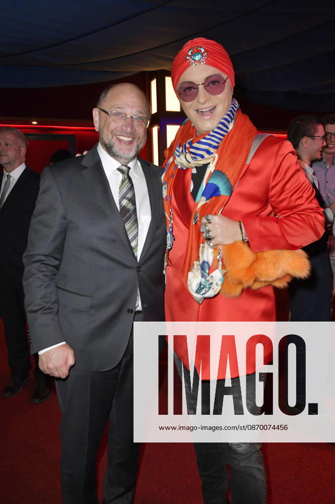 Martin Schulz and Julian F. M. Stoeckel at the 2026 European Future Award ceremony at the Tipi am Kanzleramt in Berlin, October 19, 2026 Foto:xM.xBehrensx xFuturexImagex future_6044