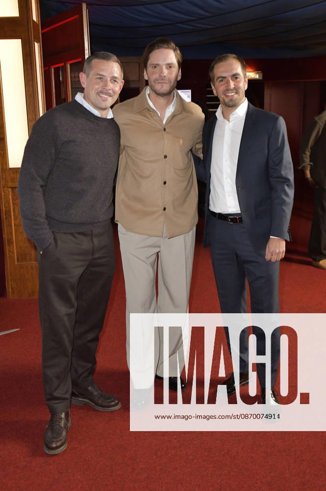 Klaas Heufer Umlauf, Daniel Brühl, and Philipp Lahm at the 2026 European Future Award ceremony at the Tipi am Kanzleramt in Berlin, October 19, 2026 Foto:xM.xBehrensx xFuturexImagex future_6054