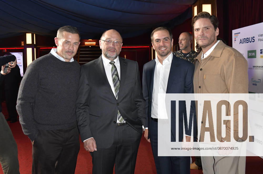 Klaas Heufer Umlauf, Martin Schulz, Philipp Lahm, and Daniel Brühl at the 2026 European Future Award ceremony at the Tipi am Kanzleramt in Berlin, October 19, 2026 Foto:xM.xBehrensx xFuturexImagex future_6057