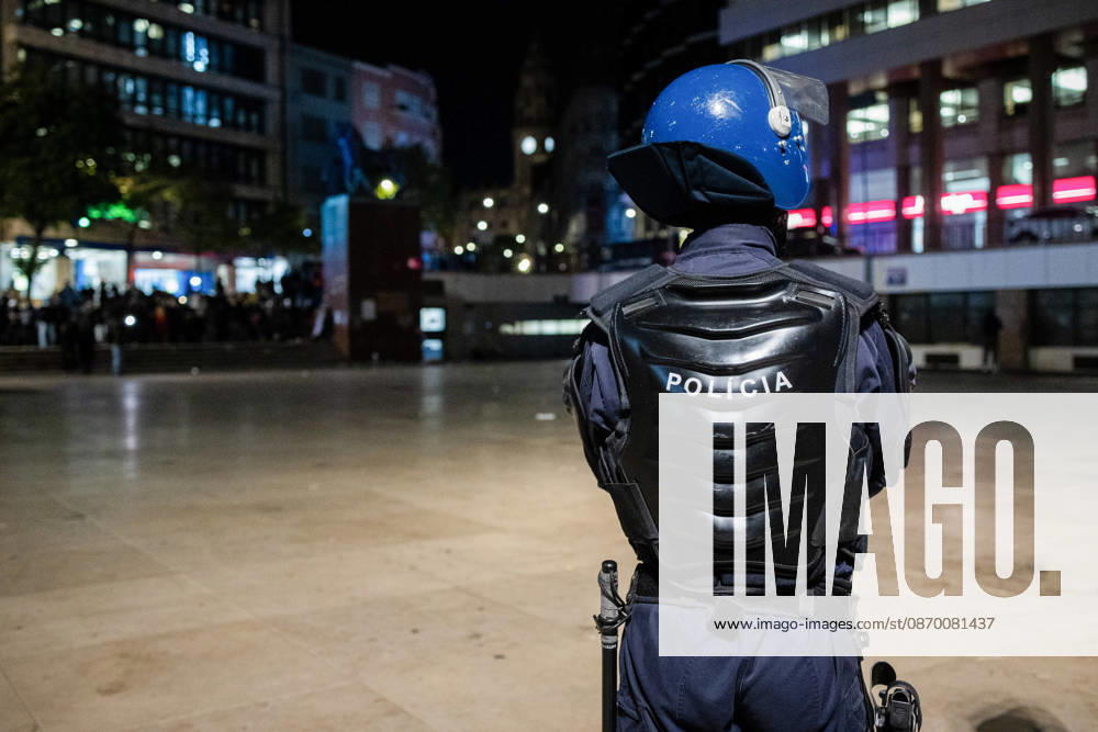 A police officer seen during the clearance of the housing protest camp at Praca D. Joao I. Protesters dismantled the encampment following a police operation in the square. Porto Portugal - ZUMAs197 20261020_aaa_s197_049