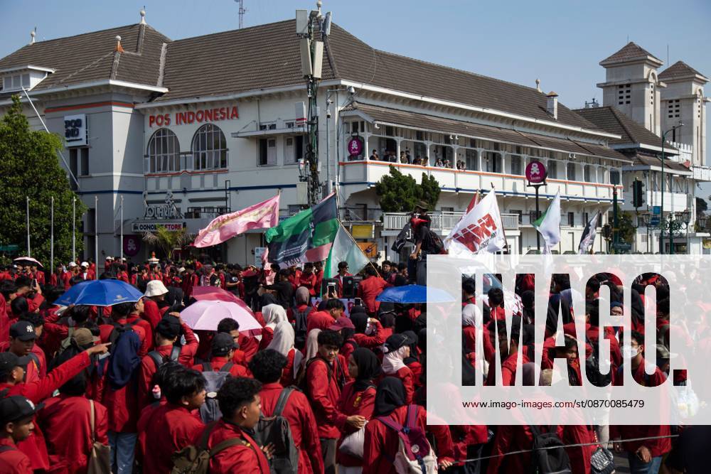 Yogyakarta students protest government YOGYAKARTA, INDONESIA - OCTOBER 20, 2026: Students gather at the Special Region of Yogyakarta (DIY) Regional People s Representative Council (DPRD) building during a protest against the central government, which has been in office for two years. Students from Muhammadiyah University of Yogyakarta (UMY) later marched to the Zero Kilometer Point in Yogyakarta to voice criticism of government policies they consider controversial and harmful to people s lives. Yogyakarta Indonesia