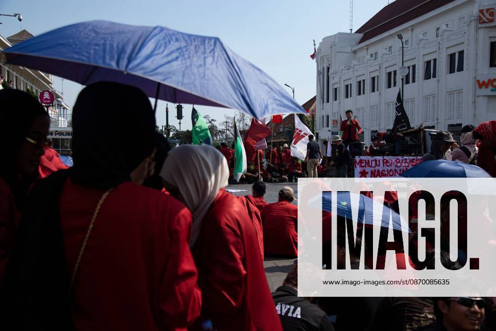 Yogyakarta students protest government YOGYAKARTA, INDONESIA - OCTOBER 20, 2026: Students gather at the Special Region of Yogyakarta (DIY) Regional People s Representative Council (DPRD) building during a protest against the central government, which has been in office for two years. Students from Muhammadiyah University of Yogyakarta (UMY) later marched to the Zero Kilometer Point in Yogyakarta to voice criticism of government policies they consider controversial and harmful to people s lives. Yogyakarta Indonesia