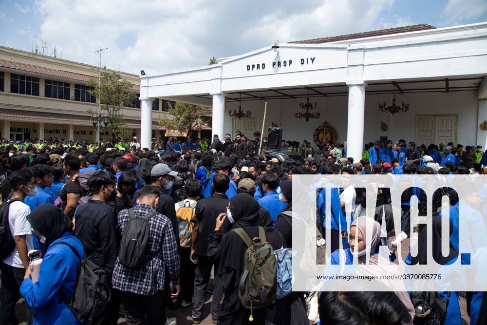 Yogyakarta students protest government YOGYAKARTA, INDONESIA - OCTOBER 20, 2026: Students gather at the Special Region of Yogyakarta (DIY) Regional People s Representative Council (DPRD) building during a protest against the central government, which has been in office for two years. Students from Muhammadiyah University of Yogyakarta (UMY) later marched to the Zero Kilometer Point in Yogyakarta to voice criticism of government policies they consider controversial and harmful to people s lives. Yogyakarta Indonesia