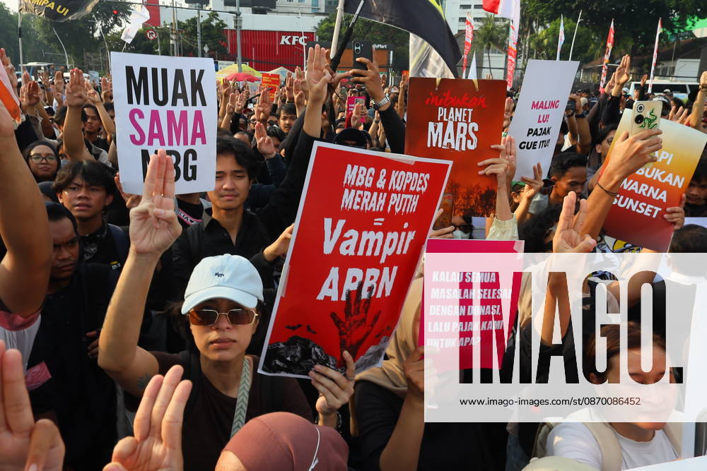 Jakarta, Central Jakarta, jakarta: Students and civil society groups stage a protest at Tugu Tani, Central Jakarta, voicing concerns over government policies, environmental issues, and social inequality. Jakarta jakarta - ZUMAp146 20261020_zap_p146_017