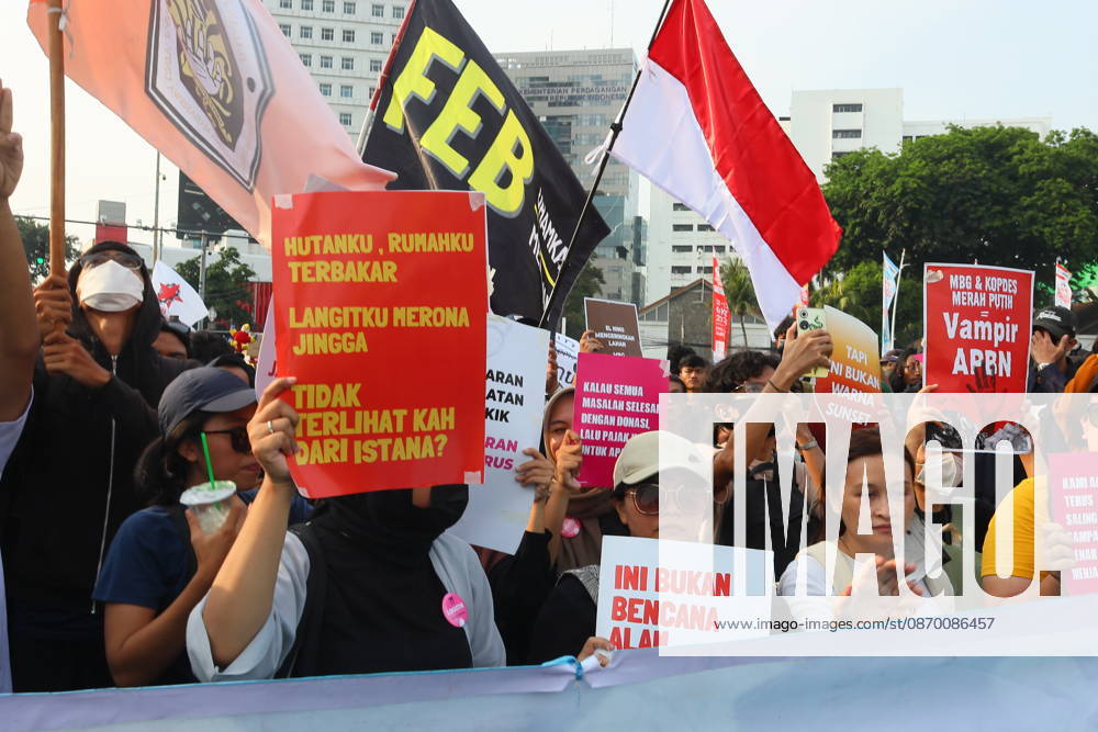 Jakarta, Central Jakarta, jakarta: Students and civil society groups stage a protest at Tugu Tani, Central Jakarta, voicing concerns over government policies, environmental issues, and social inequality. Jakarta jakarta - ZUMAp146 20261020_zap_p146_019