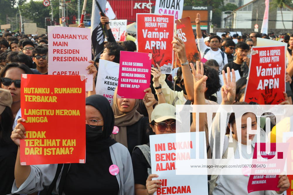 Jakarta, Central Jakarta, jakarta: Students and civil society groups stage a protest at Tugu Tani, Central Jakarta, voicing concerns over government policies, environmental issues, and social inequality. Jakarta jakarta - ZUMAp146 20261020_zap_p146_020