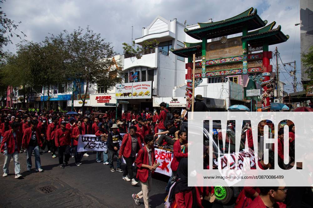 YOGYAKARTA, INDONESIA - OCTOBER 20, 2026: Students gather at the Special Region of Yogyakarta (DIY) Regional People s Representative Council (DPRD) building during a protest against the central government, which has been in office for two years. Students from Muhammadiyah University of Yogyakarta (UMY) later marched to the Zero Kilometer Point in Yogyakarta to voice criticism of government policies they consider controversial and harmful to people s lives. Yogyakarta Indonesia - ZUMAq101 20261020_zna_q101_089
