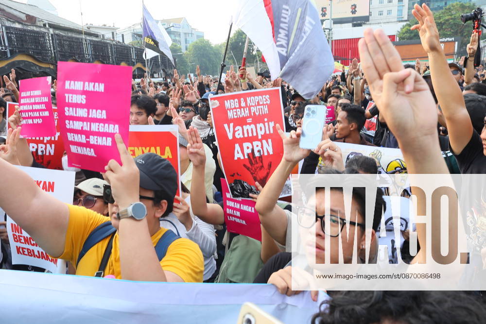 Jakarta, Central Jakarta, jakarta: Students and civil society groups stage a protest at Tugu Tani, Central Jakarta, voicing concerns over government policies, environmental issues, and social inequality. Jakarta jakarta - ZUMAp146 20261020_zap_p146_022