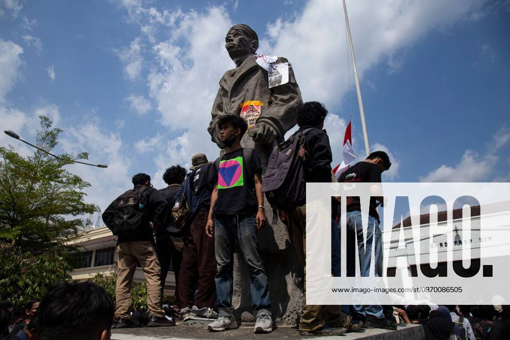 YOGYAKARTA, INDONESIA - OCTOBER 20, 2026: Students gather at the Special Region of Yogyakarta (DIY) Regional People s Representative Council (DPRD) building during a protest against the central government, which has been in office for two years. Students from Muhammadiyah University of Yogyakarta (UMY) later marched to the Zero Kilometer Point in Yogyakarta to voice criticism of government policies they consider controversial and harmful to people s lives. Yogyakarta Indonesia - ZUMAq101 20261020_zna_q101_092