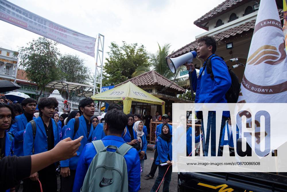 YOGYAKARTA, INDONESIA - OCTOBER 20, 2026: Students gather at the Special Region of Yogyakarta (DIY) Regional People s Representative Council (DPRD) building during a protest against the central government, which has been in office for two years. Students from Muhammadiyah University of Yogyakarta (UMY) later marched to the Zero Kilometer Point in Yogyakarta to voice criticism of government policies they consider controversial and harmful to people s lives. Yogyakarta Indonesia - ZUMAq101 20261020_zna_q101_093