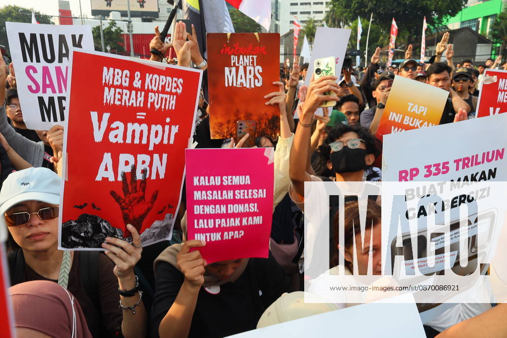 Jakarta, Central Jakarta, jakarta: Students and civil society groups stage a protest at Tugu Tani, Central Jakarta, voicing concerns over government policies, environmental issues, and social inequality. Jakarta jakarta - ZUMAp146 20261020_zap_p146_028