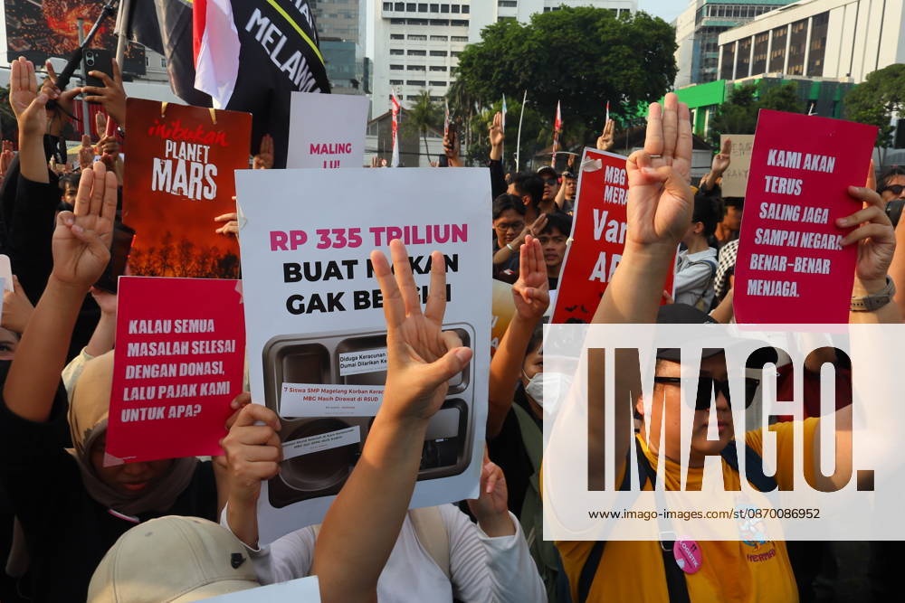 Jakarta, Central Jakarta, jakarta: Students and civil society groups stage a protest at Tugu Tani, Central Jakarta, voicing concerns over government policies, environmental issues, and social inequality. Jakarta jakarta - ZUMAp146 20261020_zap_p146_027