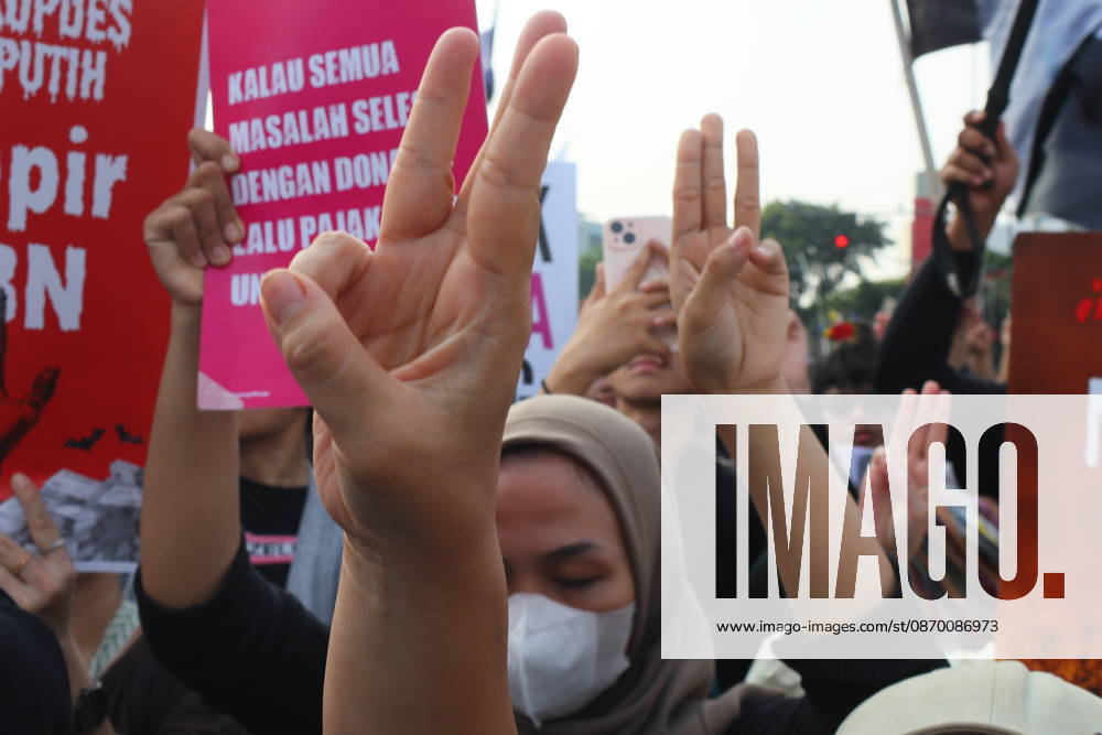 Jakarta, Central Jakarta, jakarta: Students and civil society groups stage a protest at Tugu Tani, Central Jakarta, voicing concerns over government policies, environmental issues, and social inequality. Jakarta jakarta - ZUMAp146 20261020_zap_p146_031