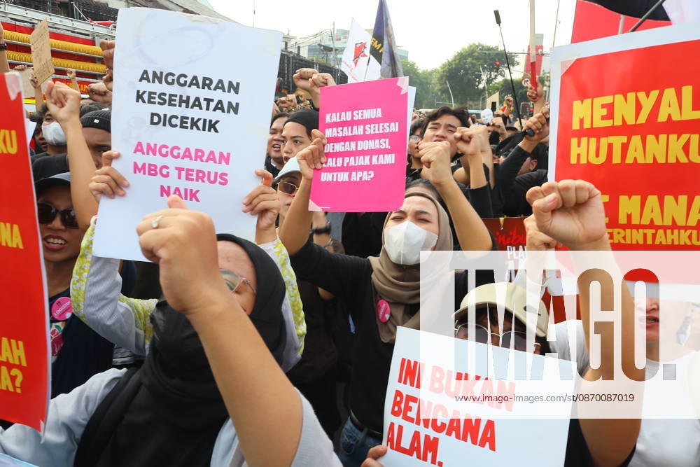 Jakarta, Central Jakarta, jakarta: Students and civil society groups stage a protest at Tugu Tani, Central Jakarta, voicing concerns over government policies, environmental issues, and social inequality. Jakarta jakarta - ZUMAp146 20261020_zap_p146_037