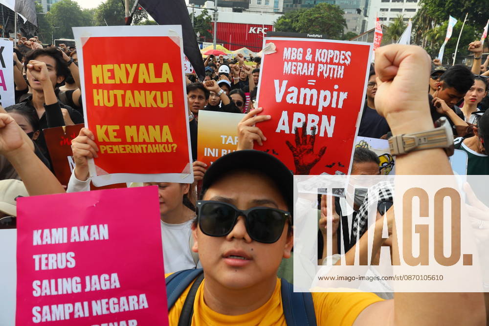 Students and civil society groups stage a protest at Tugu Tani, Central Jakarta, voicing concerns over government policies, environmental issues, and social inequality. Jakarta Indonesia - ZUMAp146 20261020_zap_p146_038