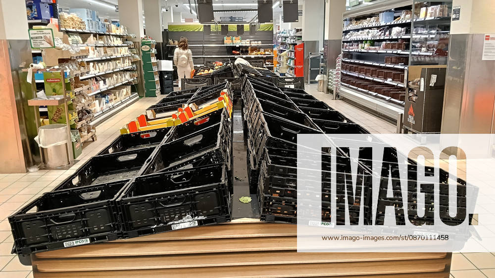 IPP Photo: Albano Angilletta, Locri, Reggio Calabria, October 20, 2026. The photo shows empty shelves in supermarkets due to roadblocks set up by truck drivers. Shortages of certain food items, particularly fruits and vegetables. Italy Photo Press World Copyright