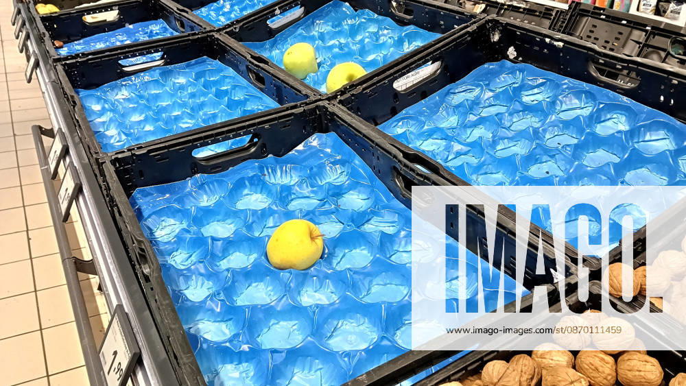 IPP Photo: Albano Angilletta, Locri, Reggio Calabria, October 20, 2026. The photo shows empty shelves in supermarkets due to roadblocks set up by truck drivers. Shortages of certain food items, particularly fruits and vegetables. Italy Photo Press World Copyright