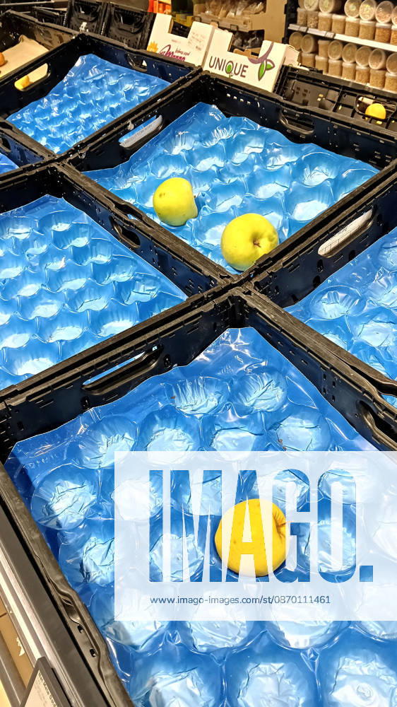 IPP Photo: Albano Angilletta, Locri, Reggio Calabria, October 20, 2026. The photo shows empty shelves in supermarkets due to roadblocks set up by truck drivers. Shortages of certain food items, particularly fruits and vegetables. Italy Photo Press World Copyright