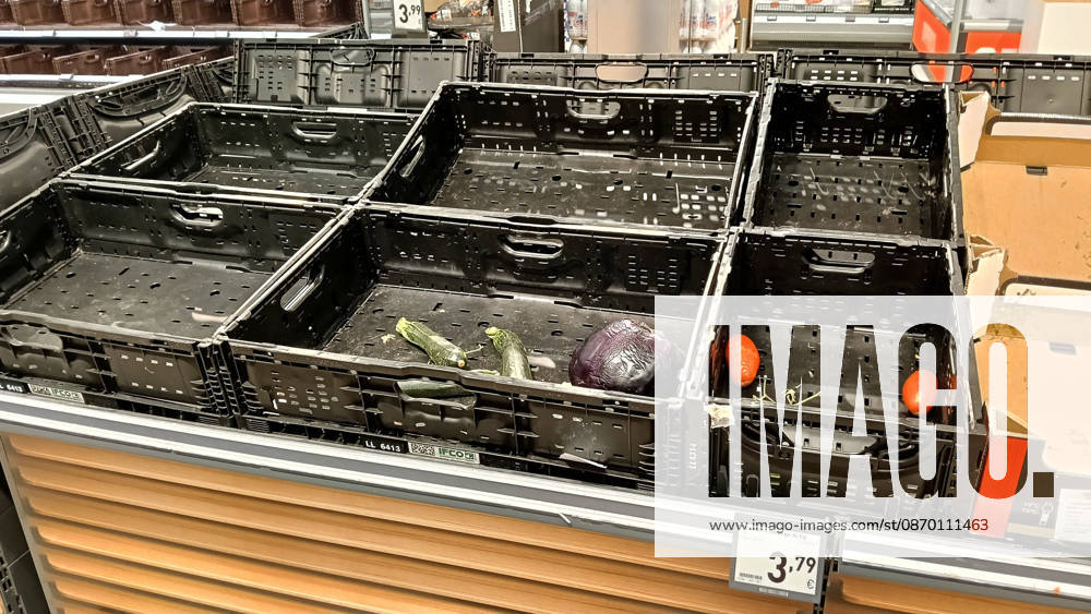 IPP Photo: Albano Angilletta, Locri, Reggio Calabria, October 20, 2026. The photo shows empty shelves in supermarkets due to roadblocks set up by truck drivers. Shortages of certain food items, particularly fruits and vegetables. Italy Photo Press World Copyright