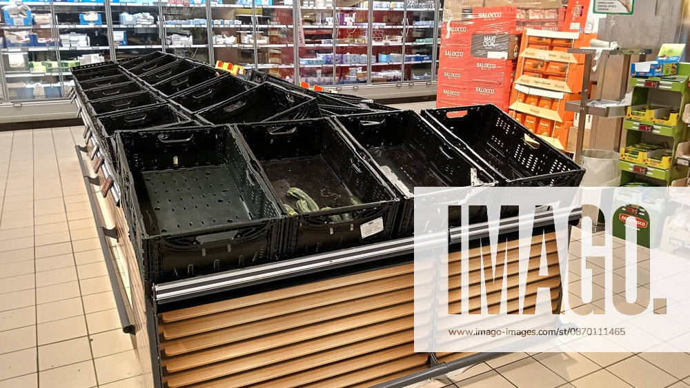 IPP Photo: Albano Angilletta, Locri, Reggio Calabria, October 20, 2026. The photo shows empty shelves in supermarkets due to roadblocks set up by truck drivers. Shortages of certain food items, particularly fruits and vegetables. Italy Photo Press World Copyright