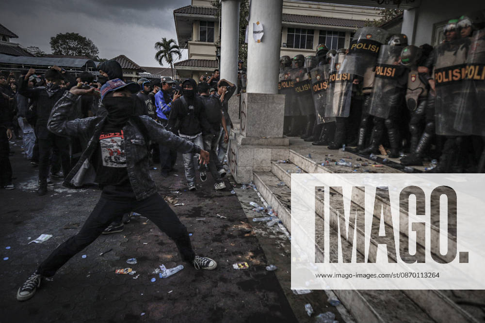 Yogyakarta, Special Region Of Yogyakarta, Indonesia: Special Region of Yogyakarta, October 20, 2026. A crowd comprising members of a community and student alliance staged a protest in front of the Special Region of Yogyakarta Regional Peoples Representative Council (DPRD) building. During the protest, the demonstrators made several demands, including that forest and land fires and floods be declared national disasters; that strict action be taken against the corporations involved; and that the cost of education and healthcare be reduced and access to these services be made more equitable. Yogyakarta Indonesia - ZUMAf198 20261020_zip_f198_002