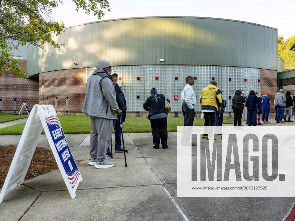 Voters wait in line for the opening of the polls on the first day of early vote in Louisiana. Voters are casting their ballots in a highly watched Senate race and in redrawn congressional districts due to the U.S. Supreme CourtÕs Louisiana v. Callais decision, which struck down the stateÕs Congressional map that had created a second majority-Black district. Shreveport USA - ZUMAd155 20261020_znp_d155_010
