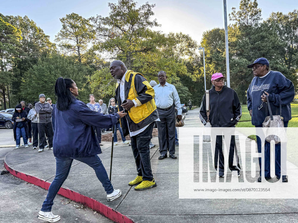 RACHEL WILLIS-BROWN of the Caddo Parish Registrar of Voters explains voting procedures to those waiting in line before the opening of polls on the first day of early vote in Louisiana. Shreveport USA - ZUMAd155 20261020_znp_d155_018