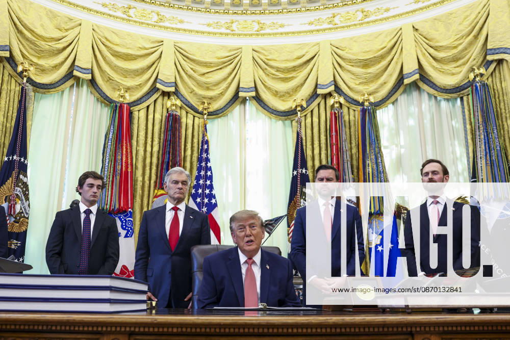 President Donald Trump, with right-wing social media influencer Nick Shirley (L) and Administrator of the Centers for Medicare & Medicaid Services Dr. Mehmet Oz (2-L), Vice President JD Vance (2-R) and Chairman of the Federal Trade Commission Andrew Ferguson (R) speaks to reporters about efforts to crack down on taxpayer fraud in the Oval Office of the White House in Washington, DC on Tuesday, October 20, 2026. WASP20261020117 JIMxLOxSCALZO